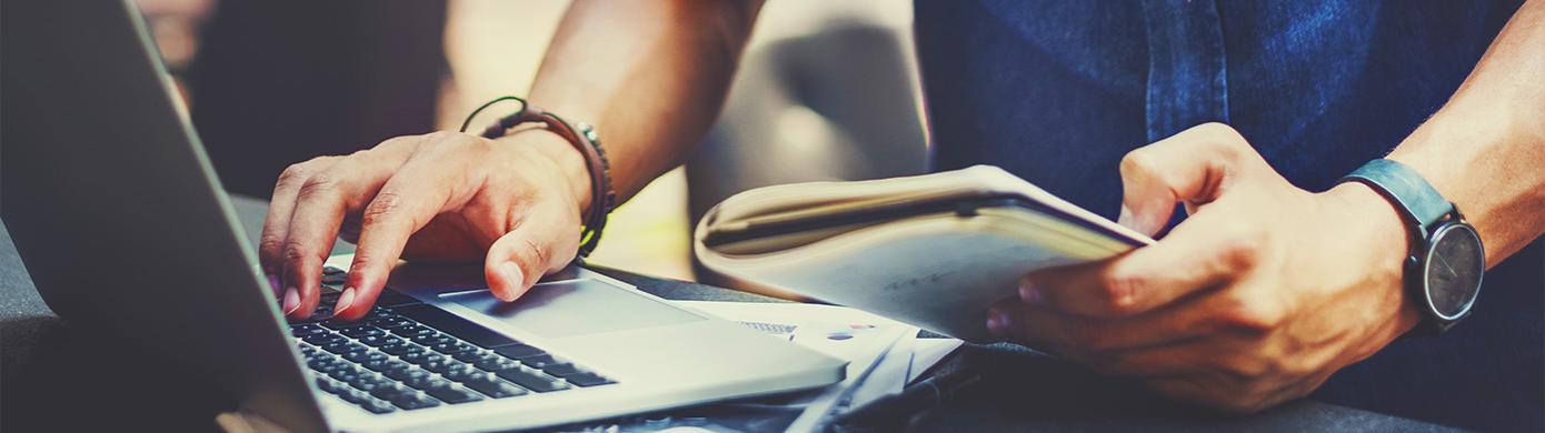 Due mani che lavorano a computer